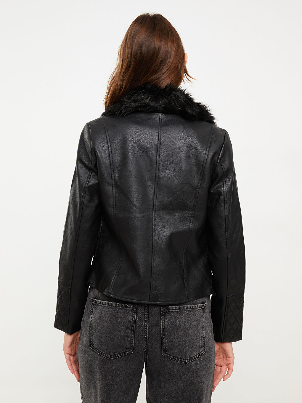 Женская куртка из искусственной кожи с байкерским воротником и однотонным дизайном-5