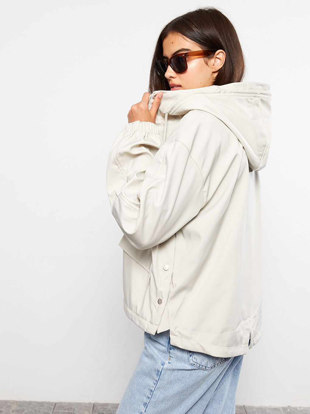 Женский однотонный дождевик с капюшоном-2