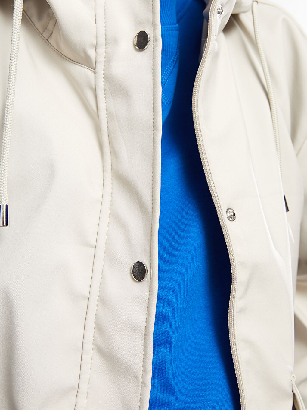 Женский однотонный дождевик с капюшоном-3