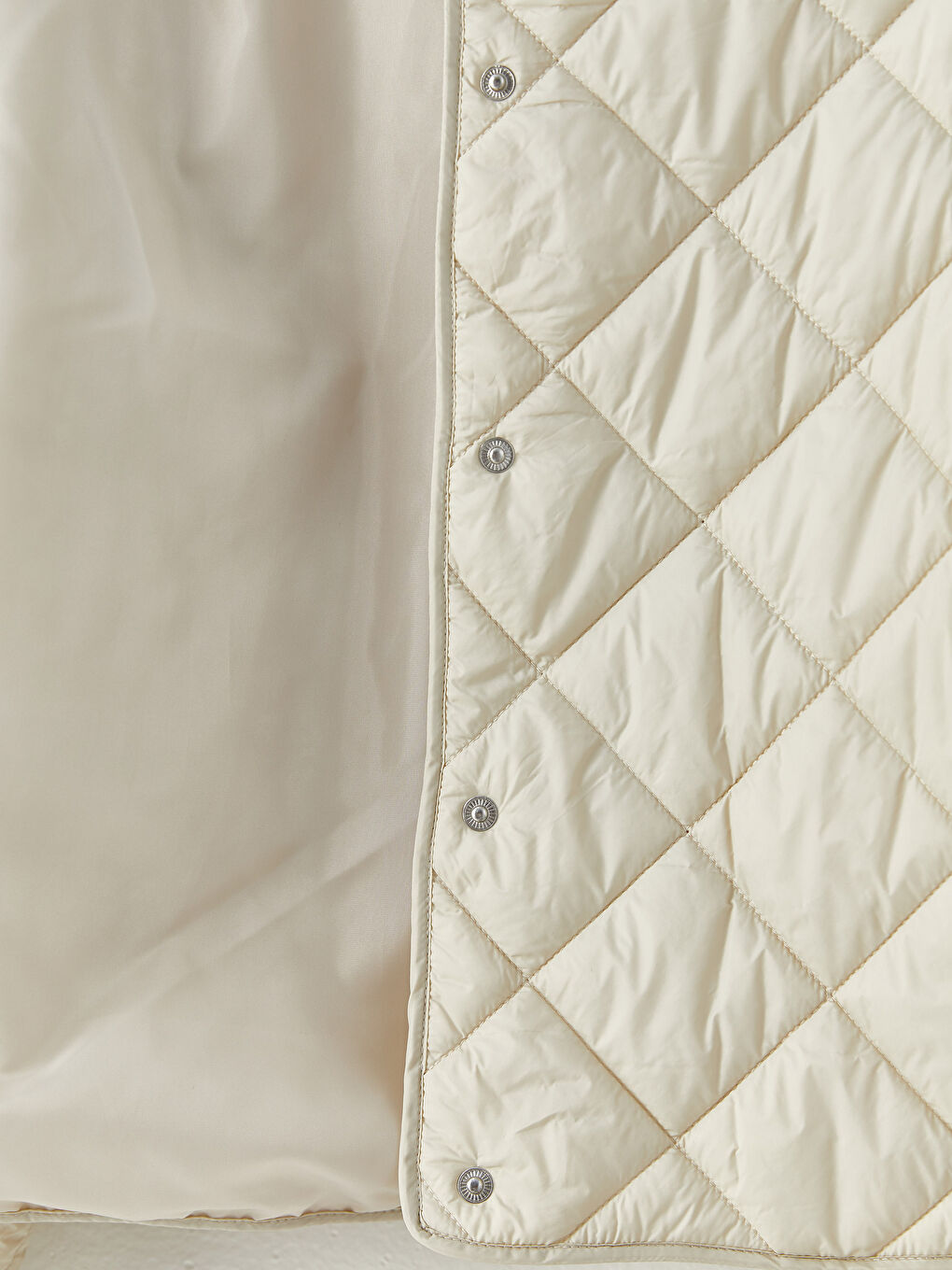 Bej Bisiklet Yaka Kapitone Desenli Uzun Kollu Kadın Şişme Mont-9