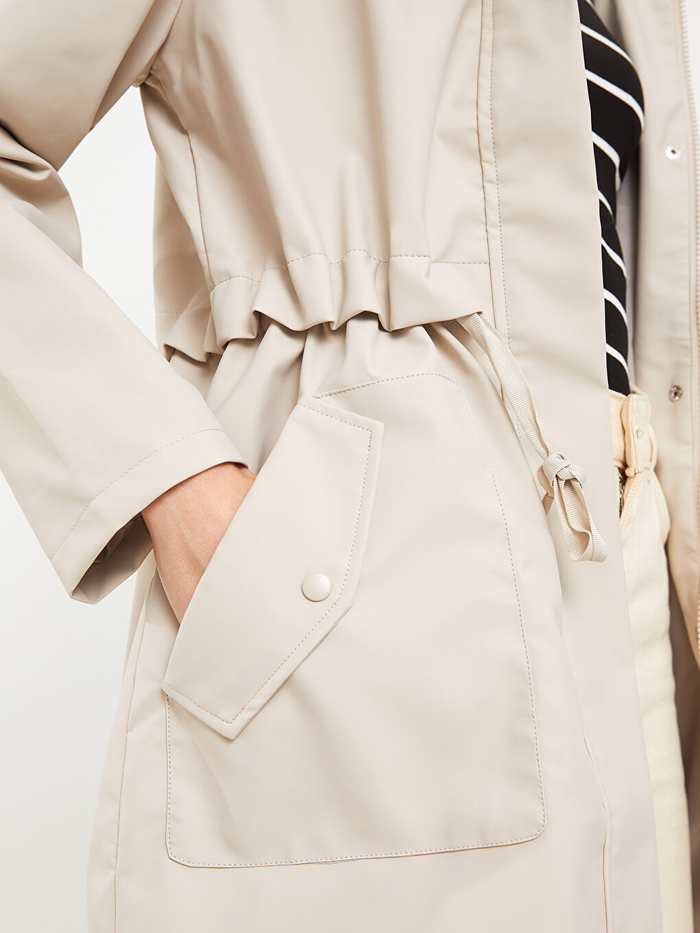 Bej Kadın Kapüşonlu Düz Yağmurluk-4