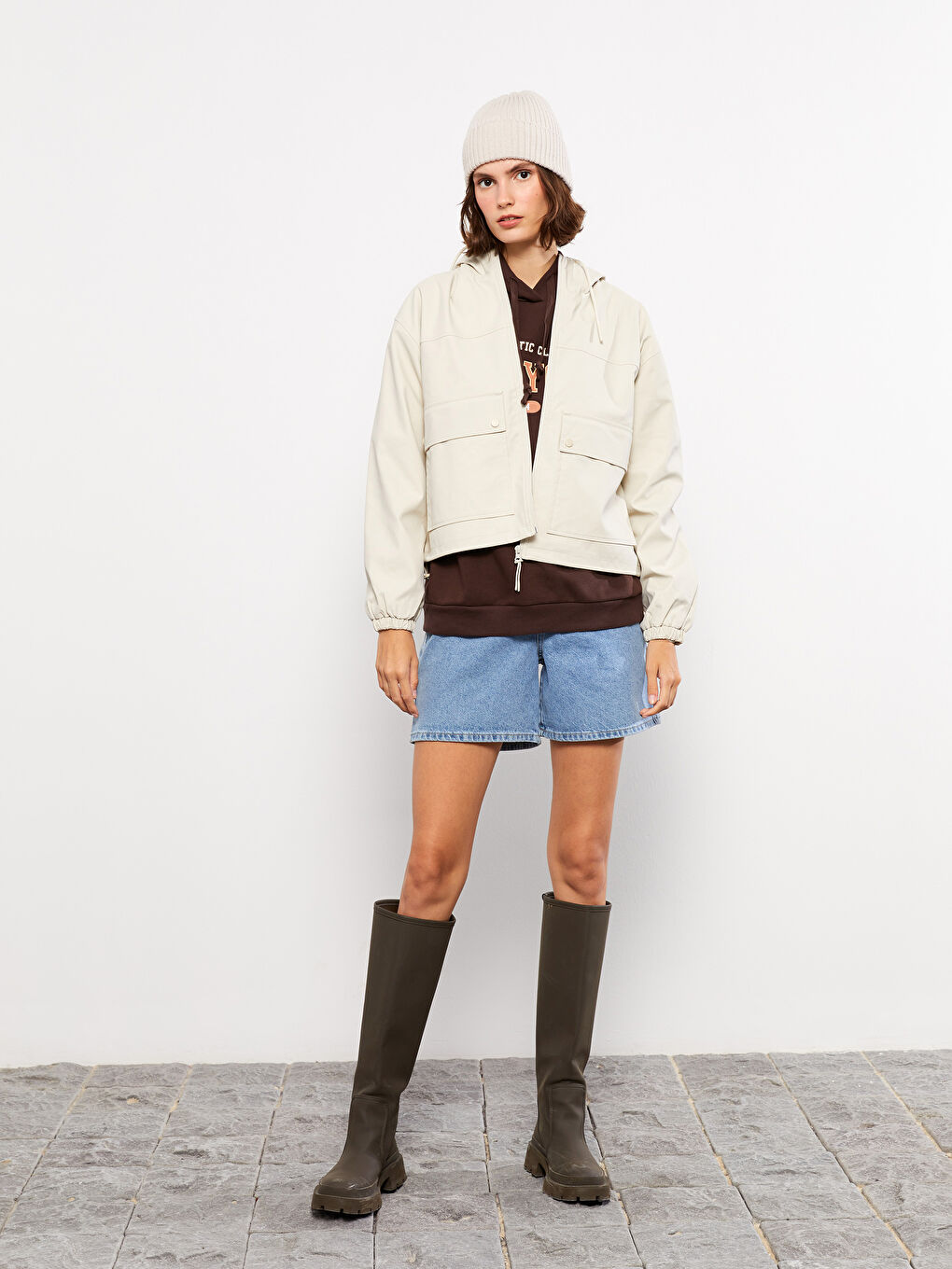 Bej Kadın Kapüşonlu Düz Yağmurluk