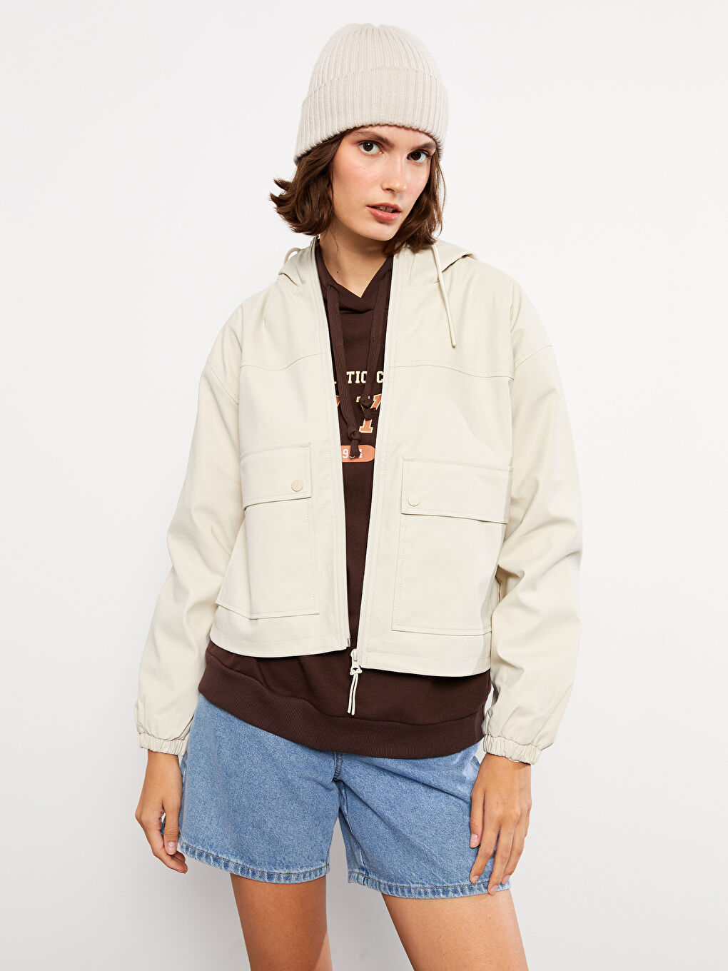 Bej Kadın Kapüşonlu Düz Yağmurluk-1