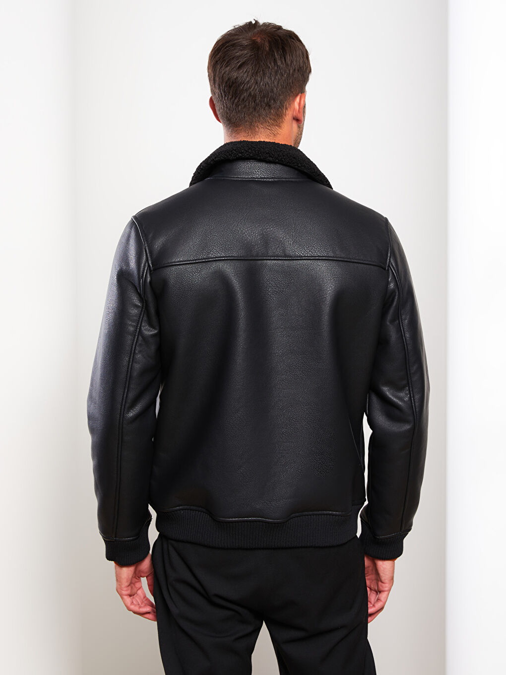 Siyah Standart Kalıp Gömlek Yaka Erkek Deri Görünümlü Mont-4