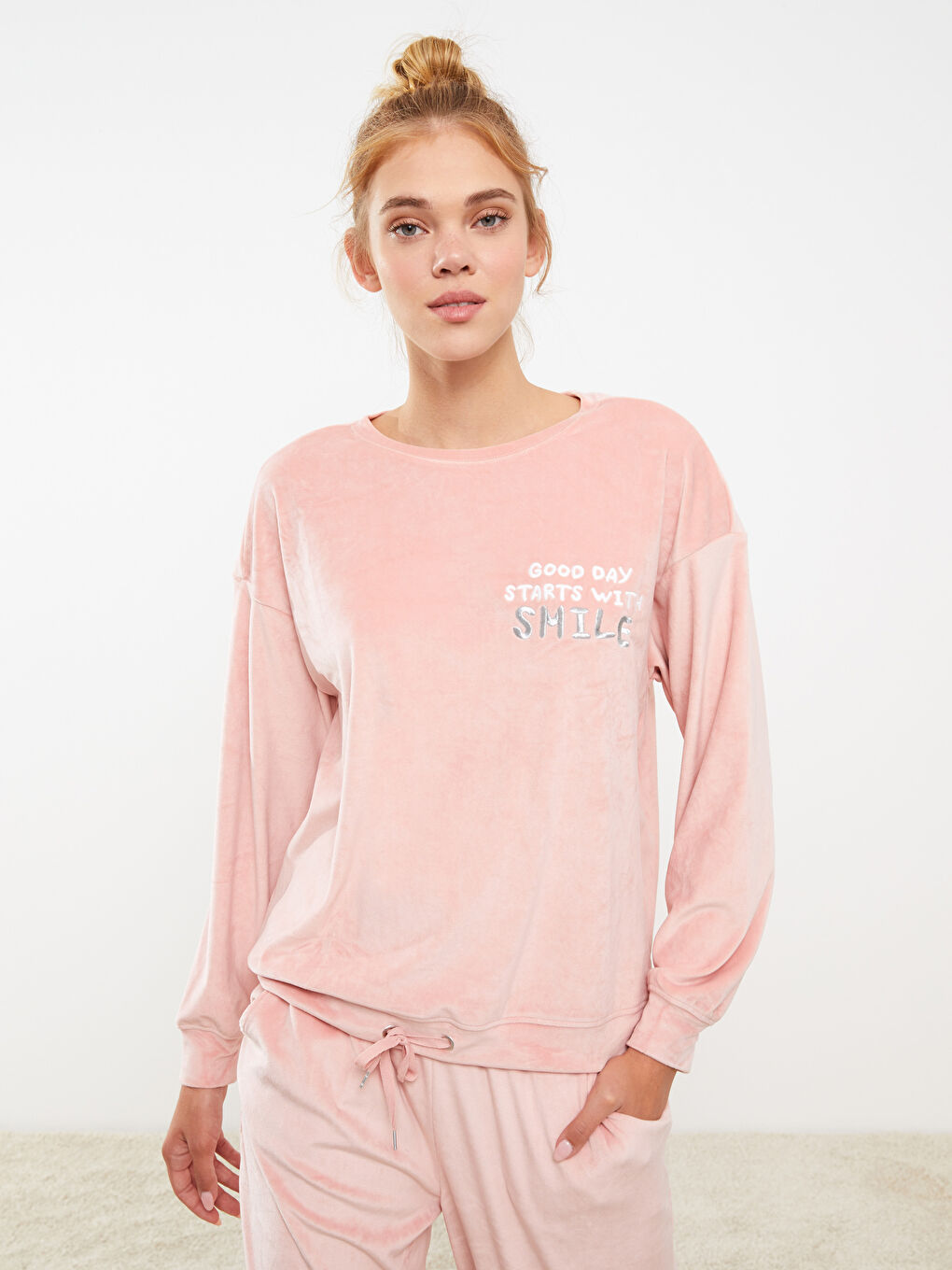 Pembe Bisiklet Yaka Nakışlı Uzun Kollu Kadife Kadın Pijama Takımı