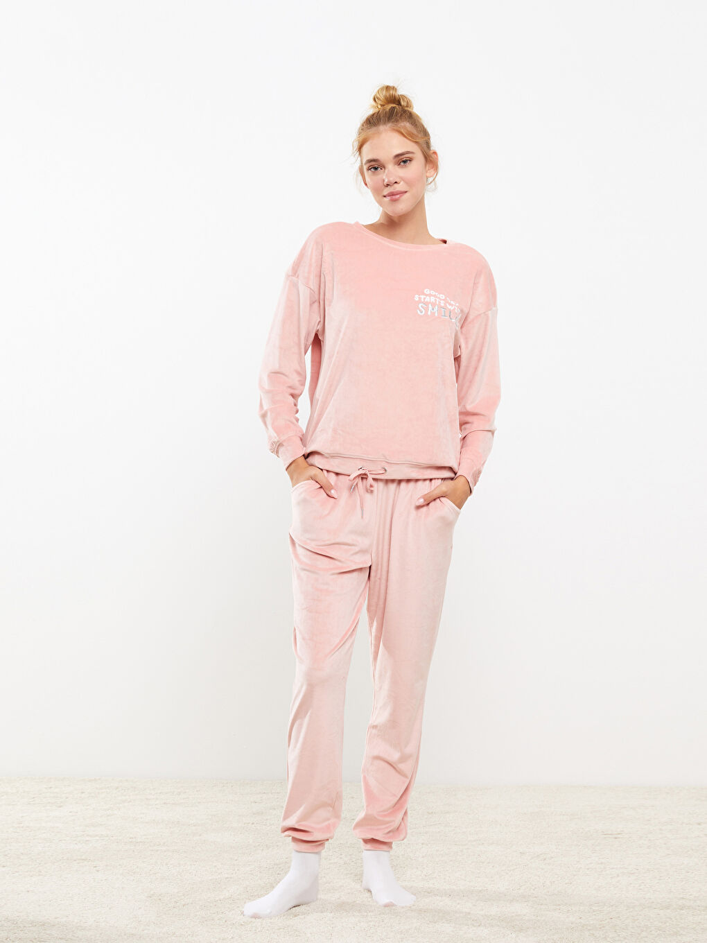 Pembe Bisiklet Yaka Nakışlı Uzun Kollu Kadife Kadın Pijama Takımı-1