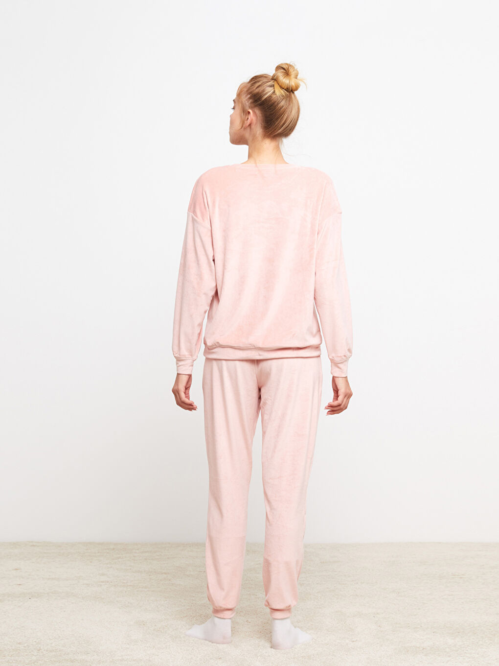 Pembe Bisiklet Yaka Nakışlı Uzun Kollu Kadife Kadın Pijama Takımı-4