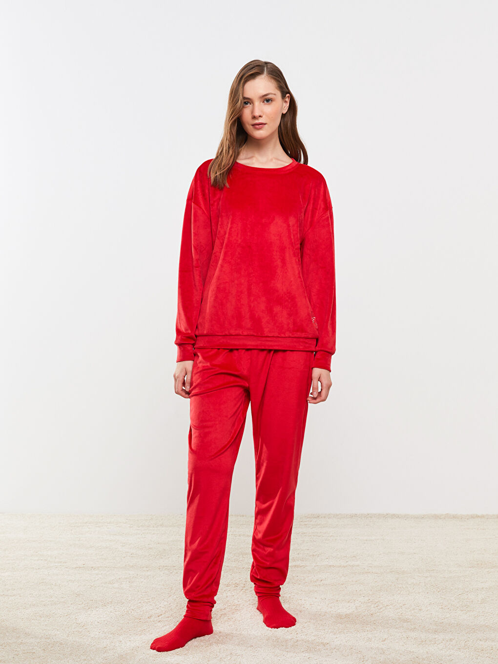 Kırmızı Bisiklet Yaka Nakışlı Uzun Kollu Kadife Kadın Pijama Takımı-1