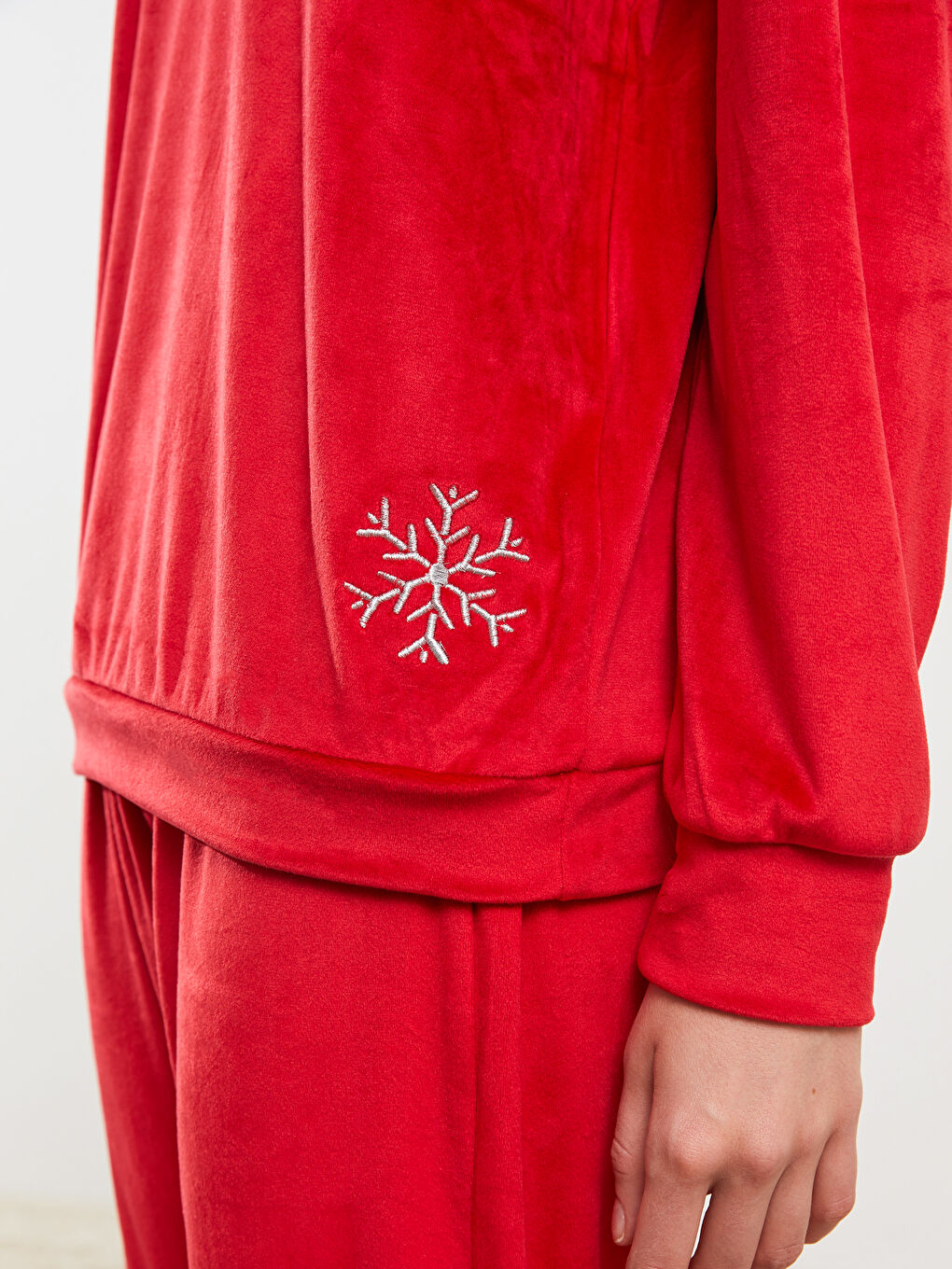 Kırmızı Bisiklet Yaka Nakışlı Uzun Kollu Kadife Kadın Pijama Takımı-2