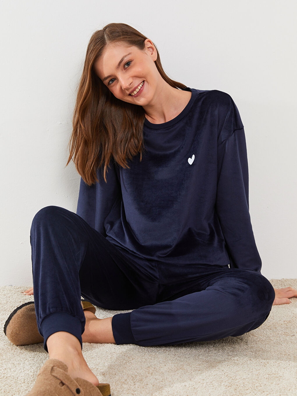 Lacivert Bisiklet Yaka Nakışlı Uzun Kollu Kadife Kadın Pijama Takımı