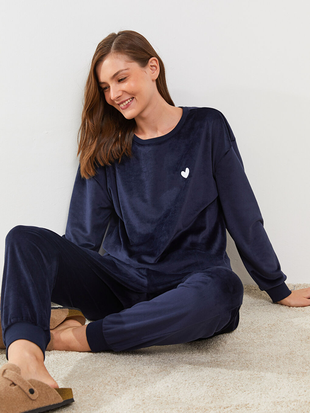 Lacivert Bisiklet Yaka Nakışlı Uzun Kollu Kadife Kadın Pijama Takımı-3