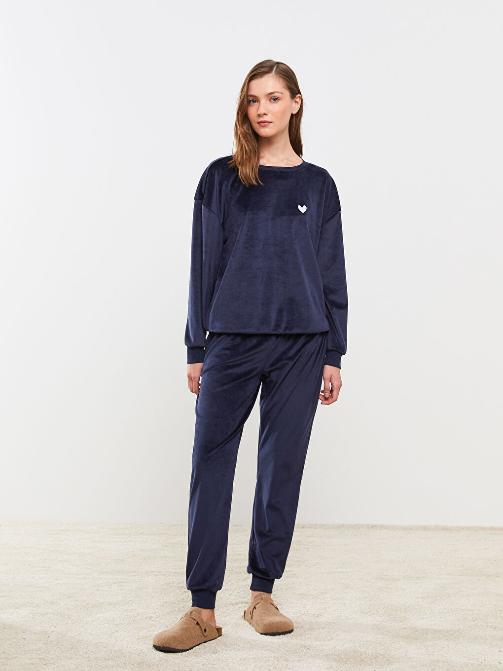 Lacivert Bisiklet Yaka Nakışlı Uzun Kollu Kadife Kadın Pijama Takımı-4