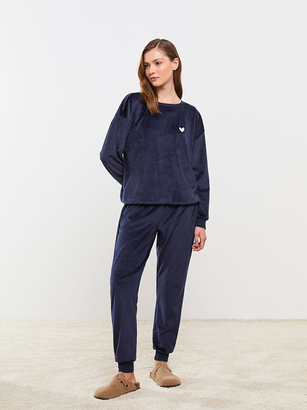 Lacivert Bisiklet Yaka Nakışlı Uzun Kollu Kadife Kadın Pijama Takımı-5