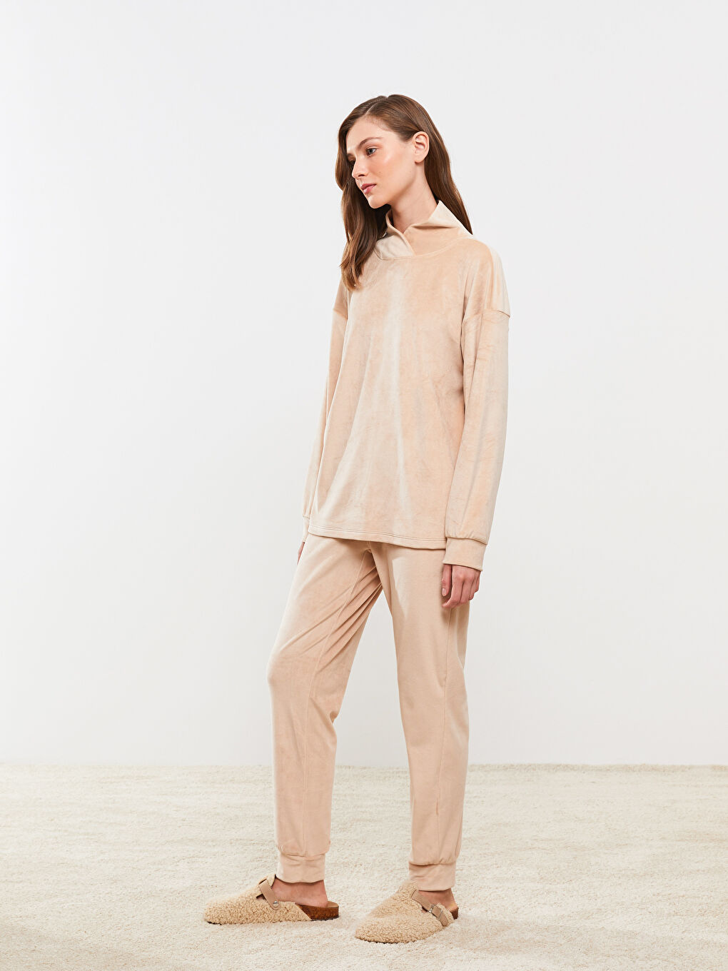 LCW Young Dik Yaka Düz Uzun Kollu Kadife Kadın Pijama Takımı -W20411Z8-G5N