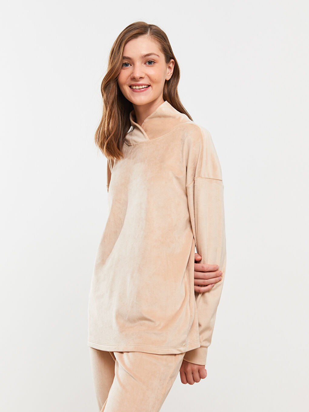 LCW Young Dik Yaka Düz Uzun Kollu Kadife Kadın Pijama Takımı -W20411Z8-G5N