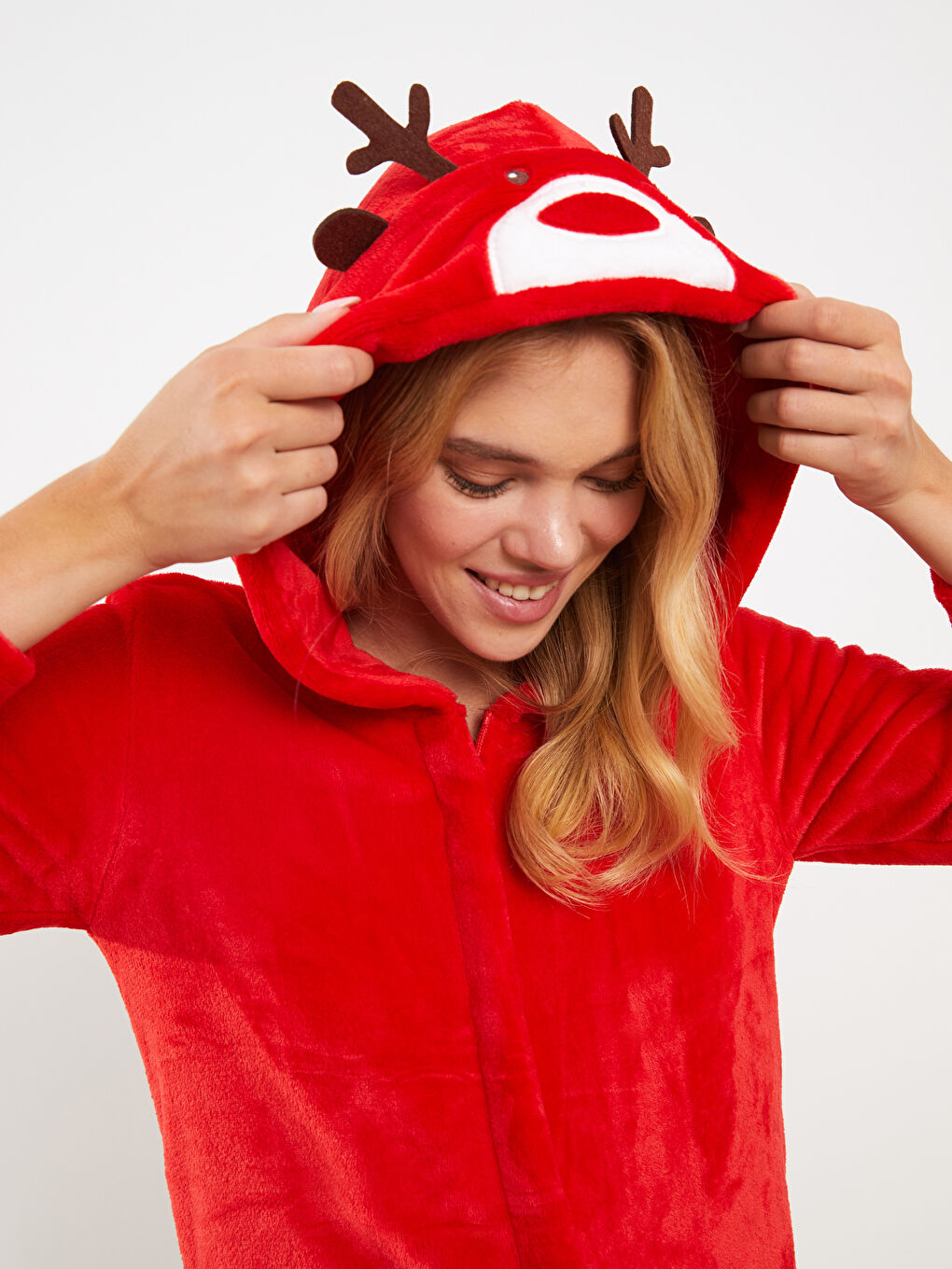 Kırmızı Kapüşonlu Yılbaşı Temalı Uzun Kollu Pelüş Kadın Uyku Tulumu-3