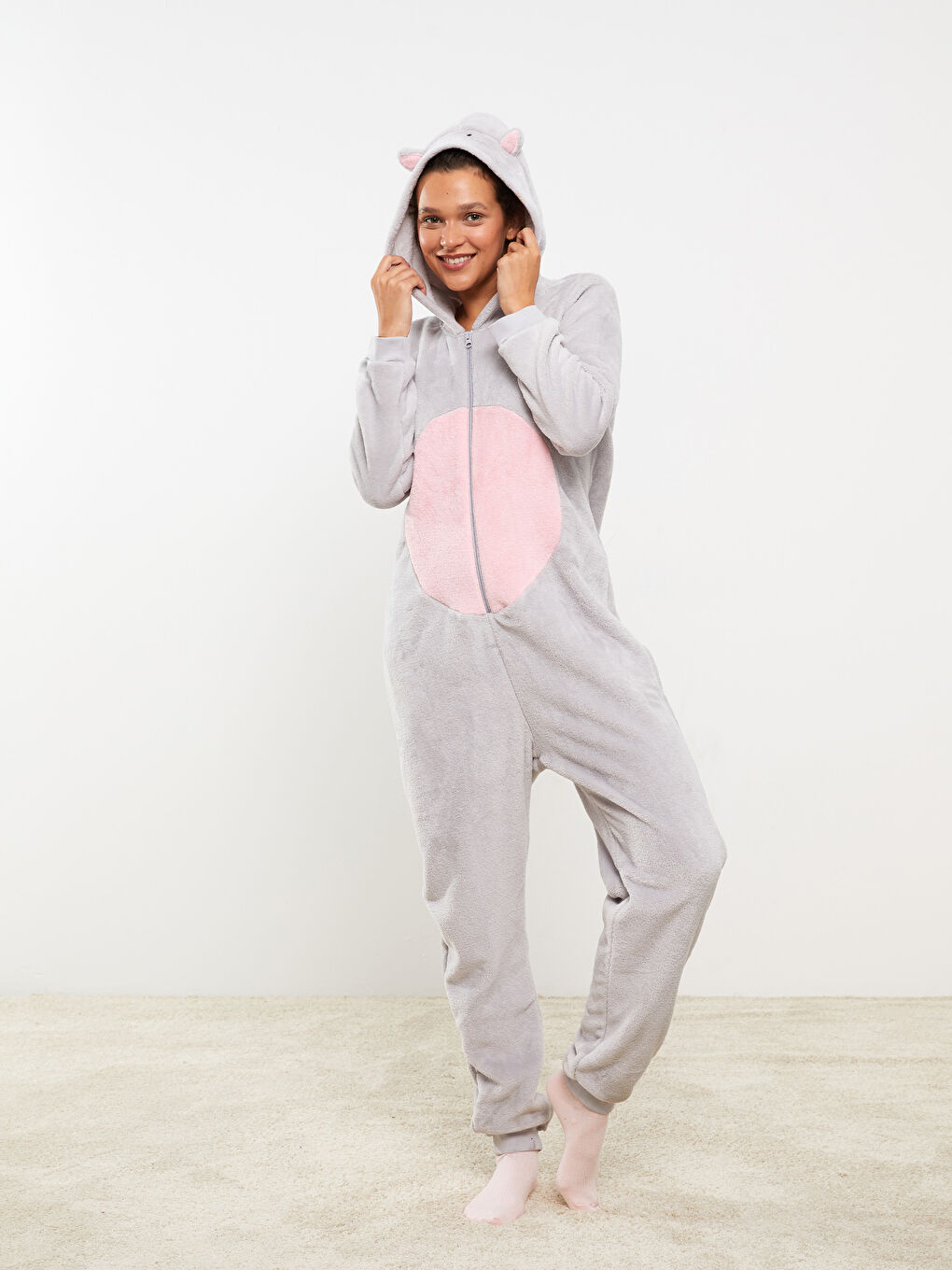 Gri Kapüşonlu Nakışlı Uzun Kollu Kadın Pelüş Uyku Tulumu