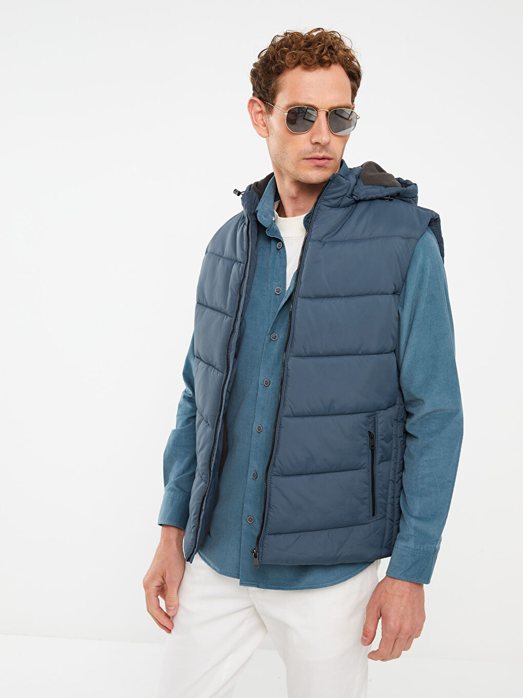 Жилет стандартного кроя с капюшоном для мужчин-1