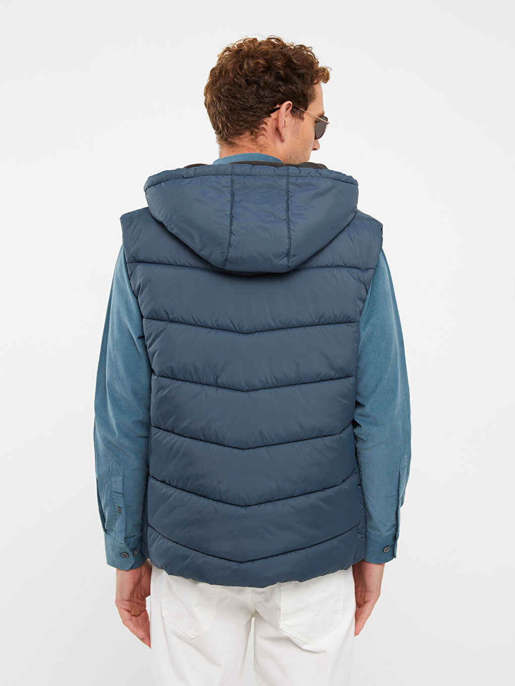 Жилет стандартного кроя с капюшоном для мужчин-4