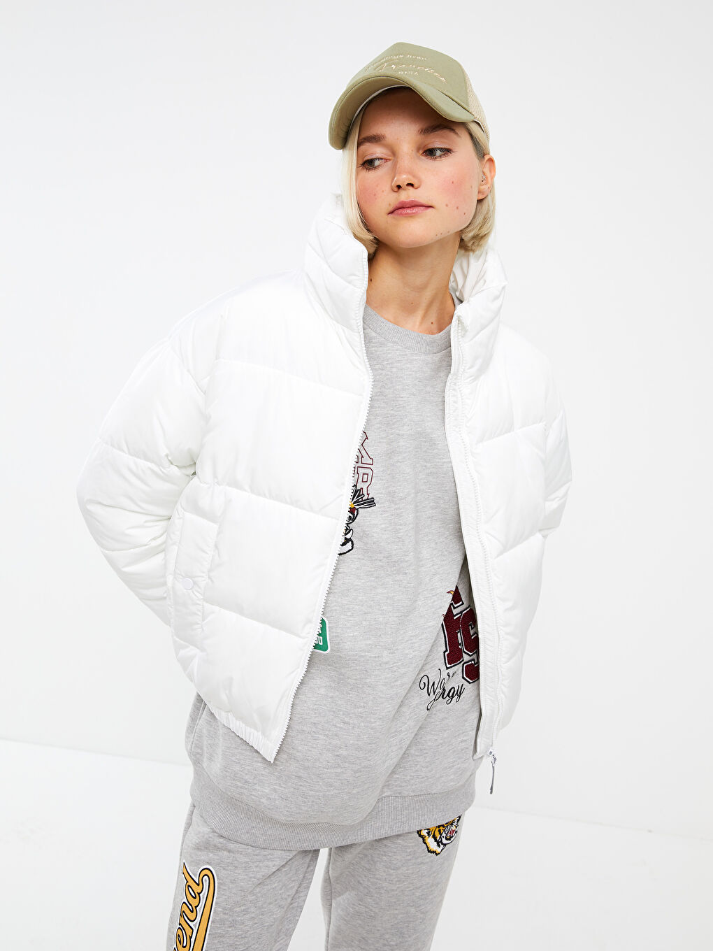 Beyaz Dik Yaka Düz Uzun Kollu Kadın Şişme Mont