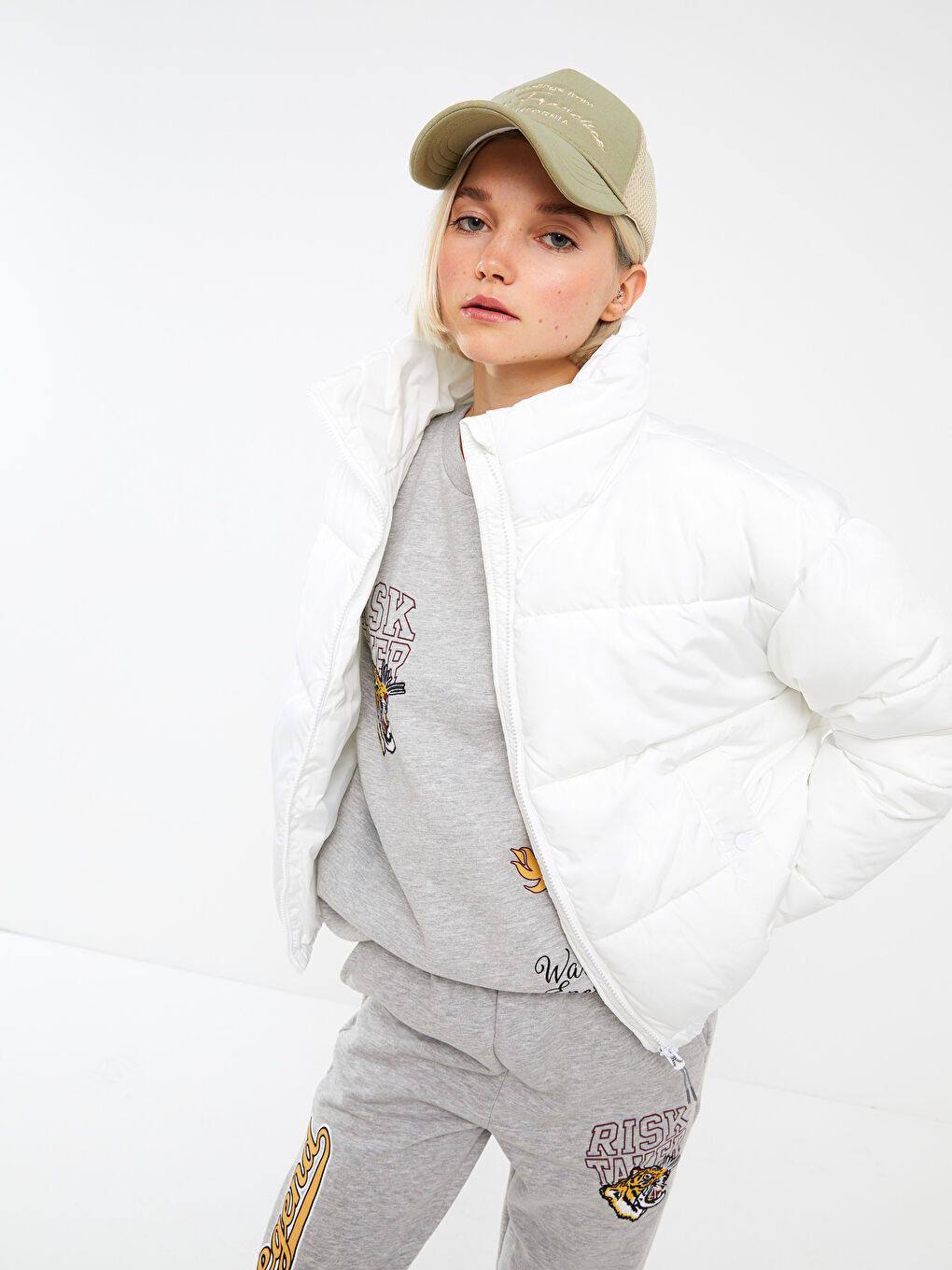 Beyaz Dik Yaka Düz Uzun Kollu Kadın Şişme Mont-1