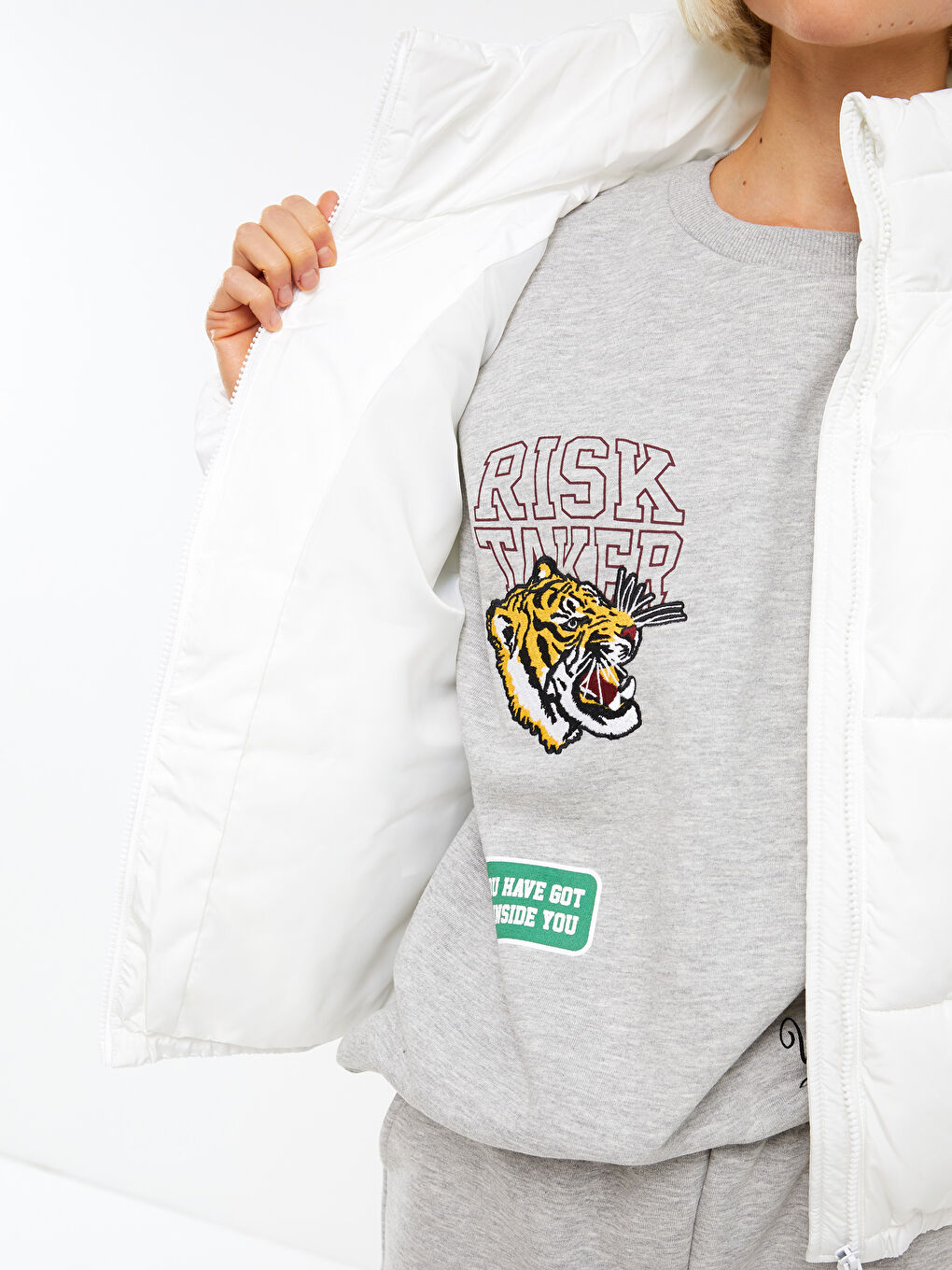 Beyaz Dik Yaka Düz Uzun Kollu Kadın Şişme Mont-4