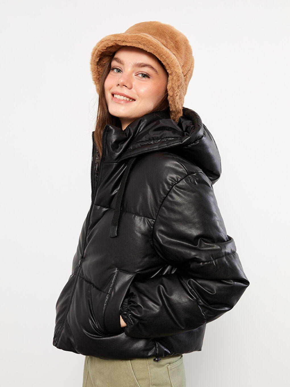 Siyah Kadın Kapüşonlu Düz Şişme Mont