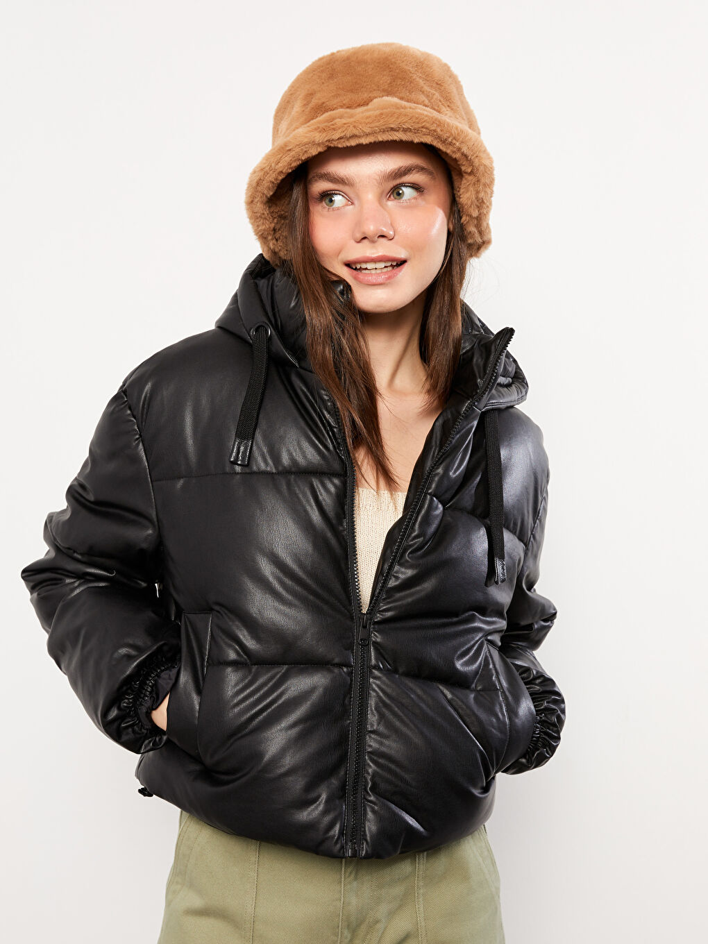 Siyah Kadın Kapüşonlu Düz Şişme Mont-1