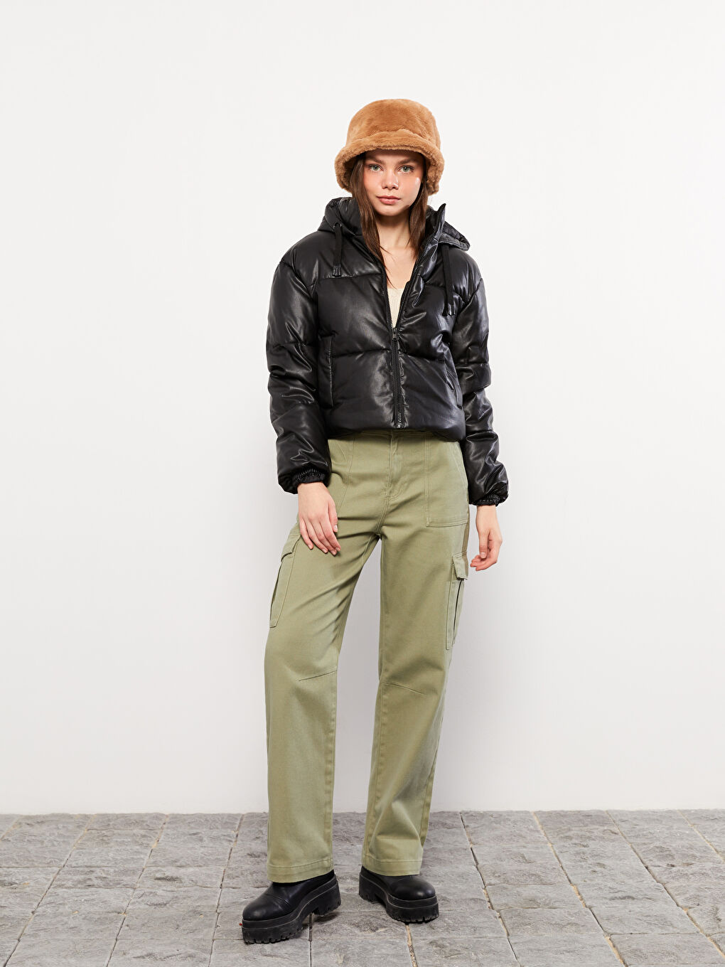 Siyah Kadın Kapüşonlu Düz Şişme Mont-2