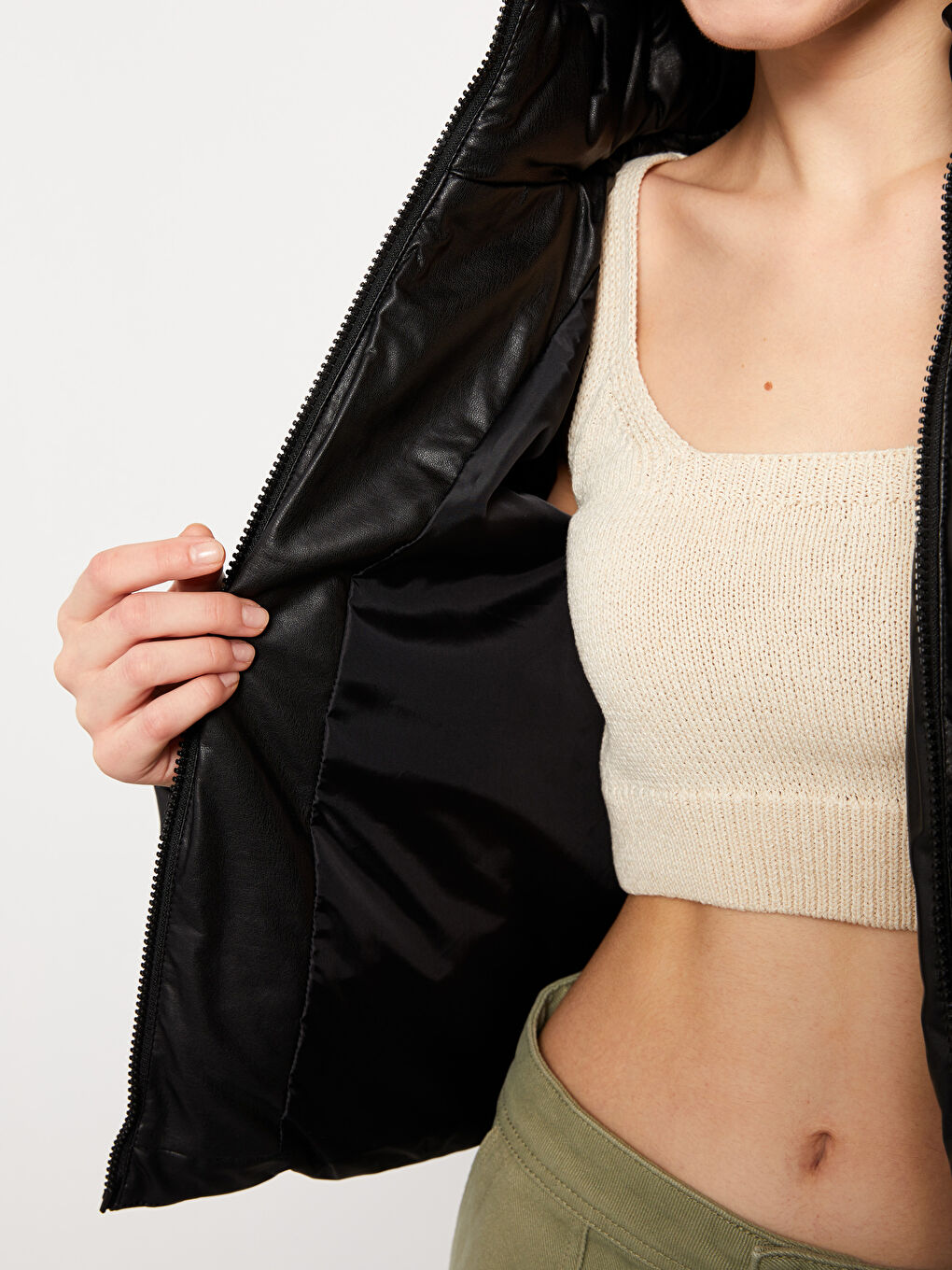 Siyah Kadın Kapüşonlu Düz Şişme Mont-4