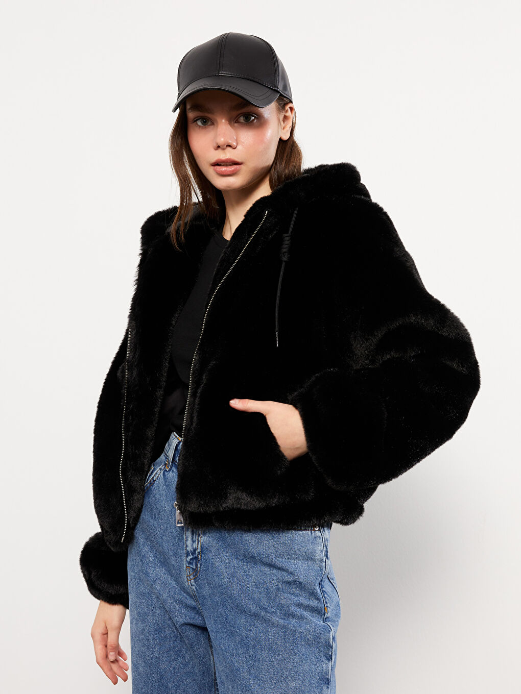 Siyah Kapüşonlu Düz Uzun Kollu Pelüş Kadın Mont-1