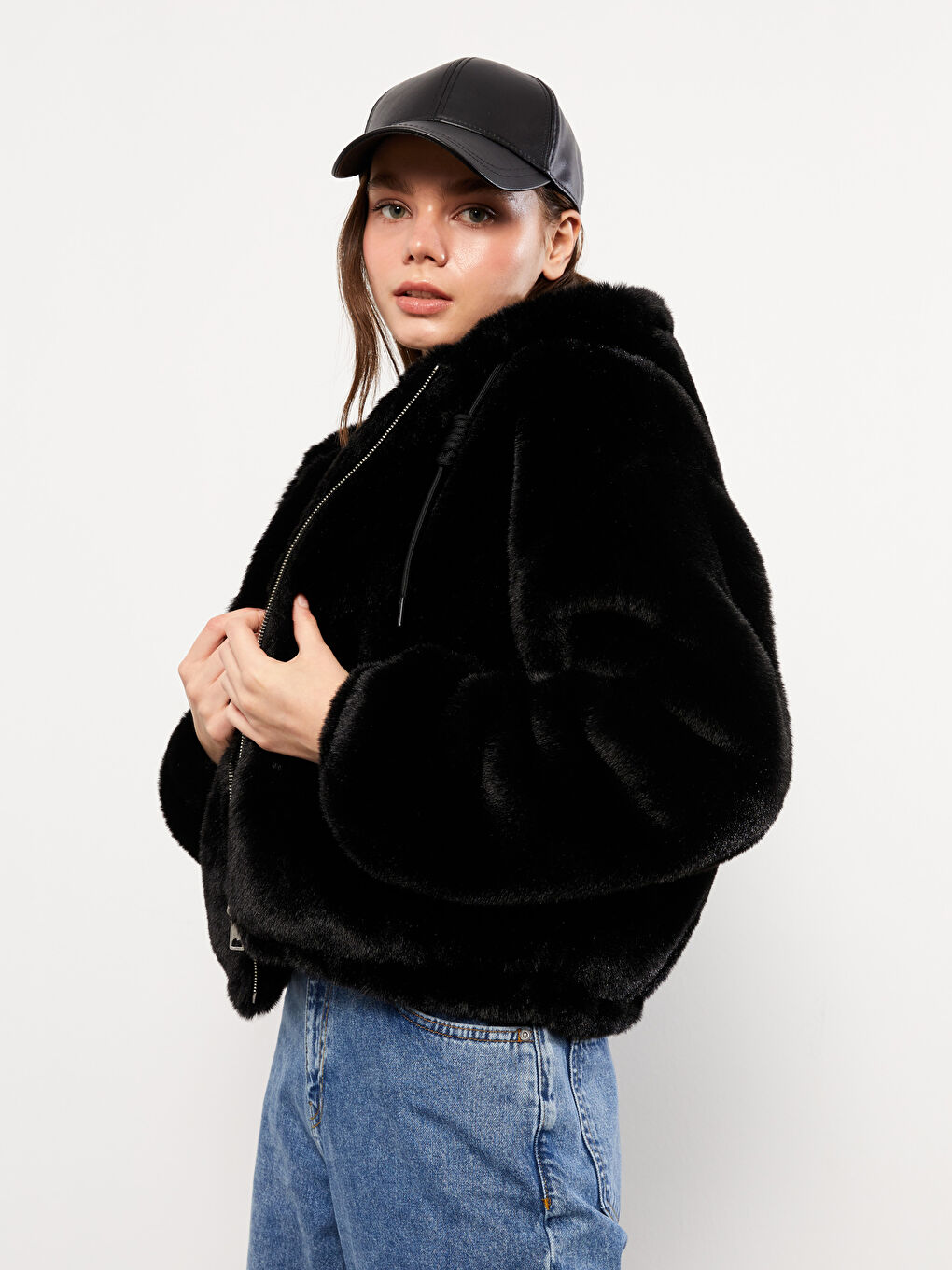 Siyah Kapüşonlu Düz Uzun Kollu Pelüş Kadın Mont-2