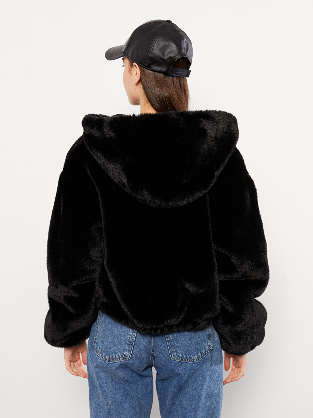 Siyah Kapüşonlu Düz Uzun Kollu Pelüş Kadın Mont-5