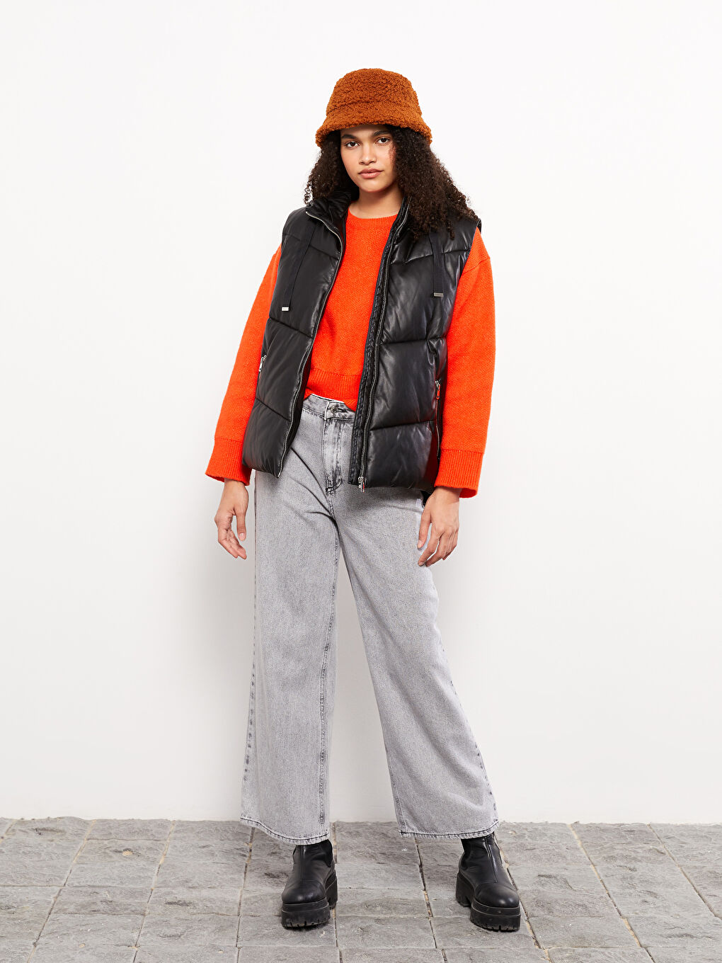 Siyah Kadın Kapüşonlu Düz Şişme Yelek-2