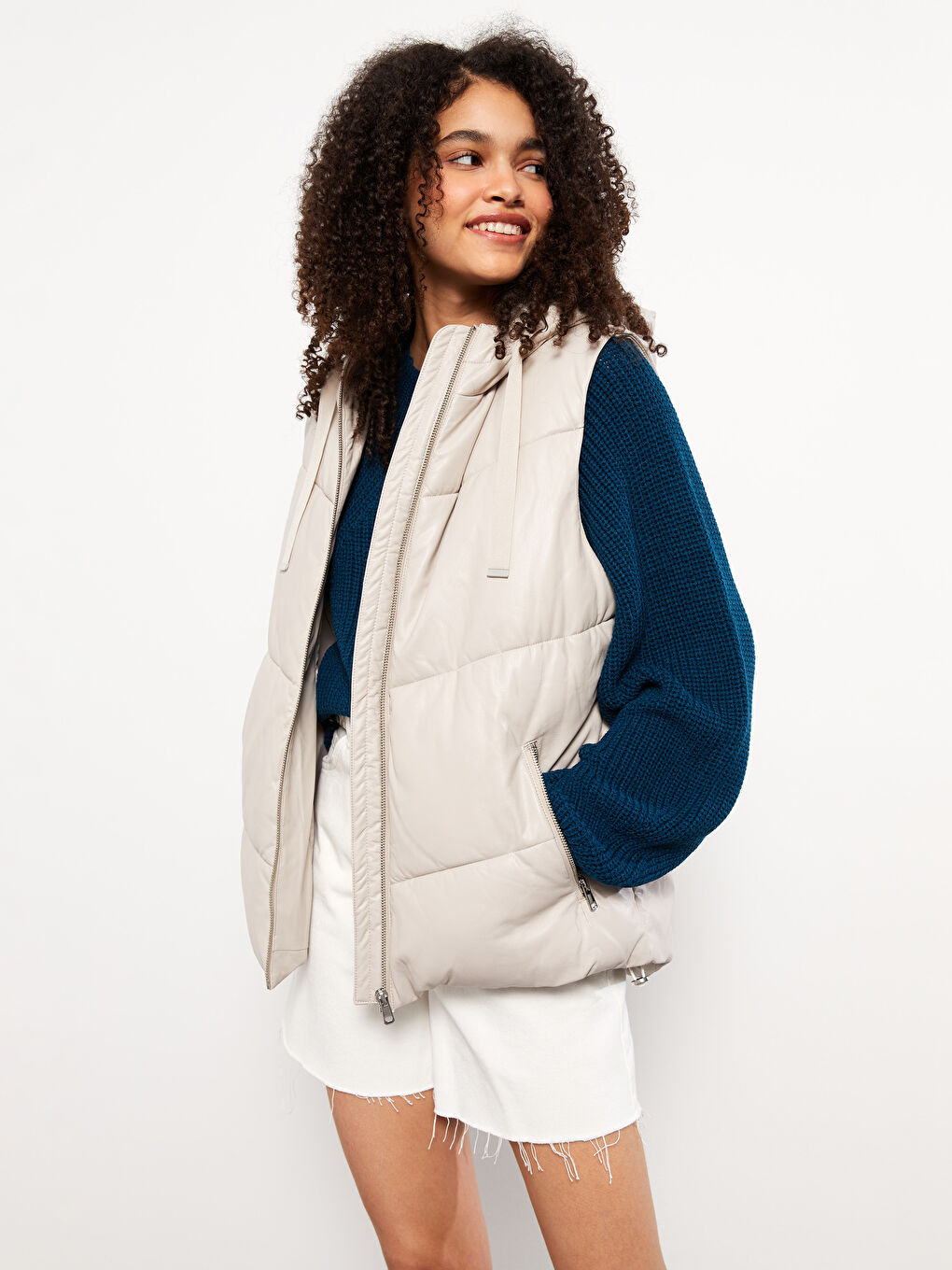 Ekru Kadın Kapüşonlu Düz Şişme Yelek