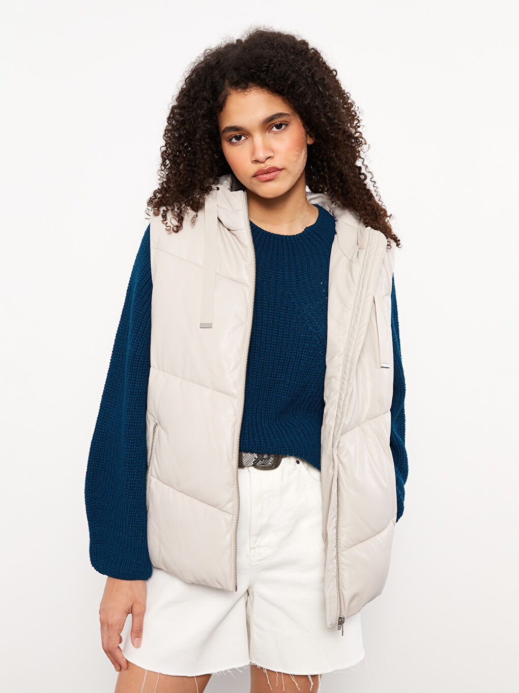 Ekru Kadın Kapüşonlu Düz Şişme Yelek-1