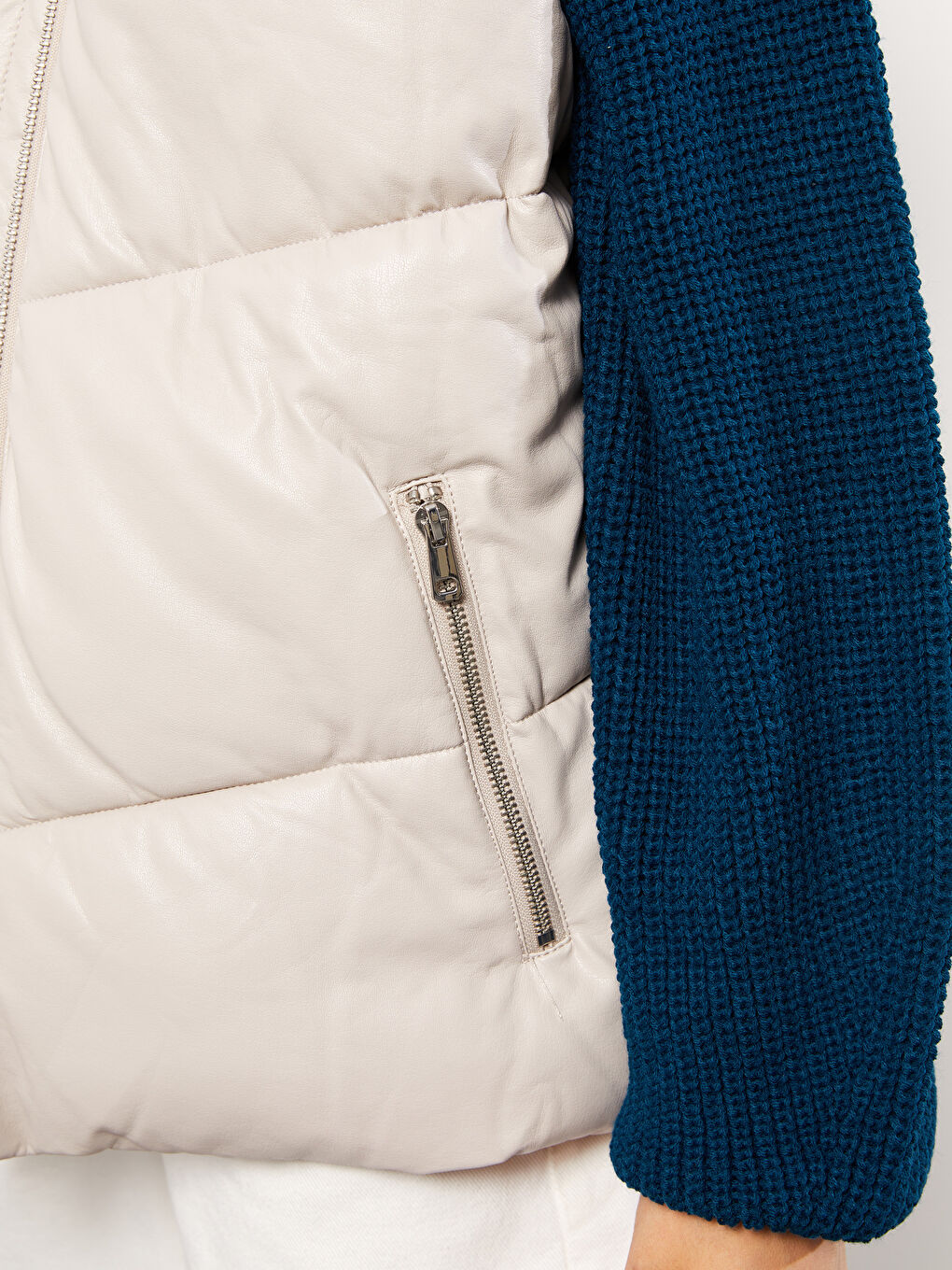 Ekru Kadın Kapüşonlu Düz Şişme Yelek-3