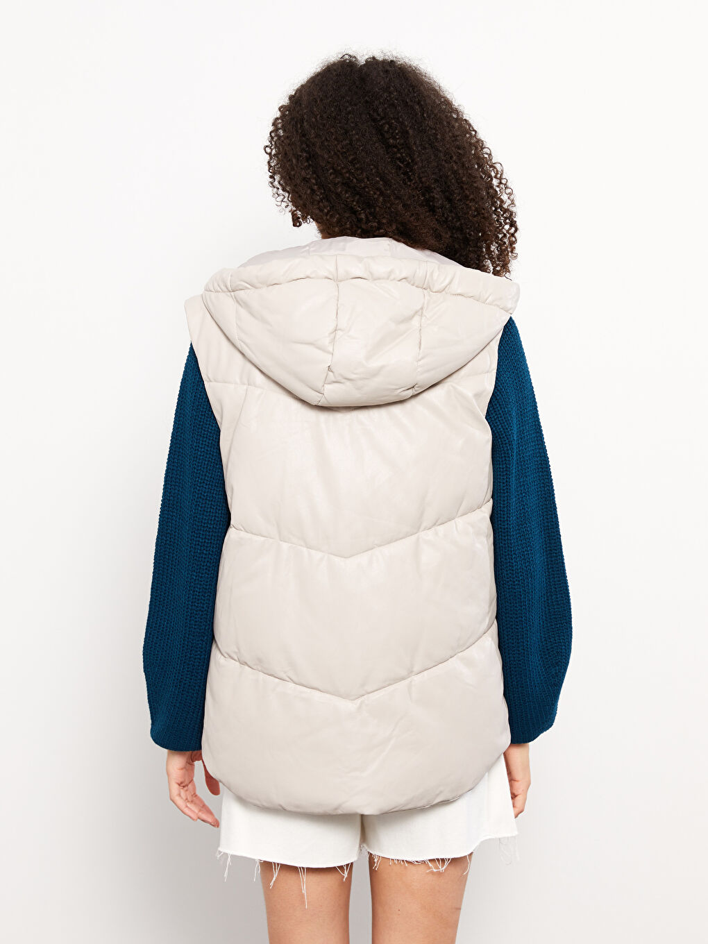 Ekru Kadın Kapüşonlu Düz Şişme Yelek-5