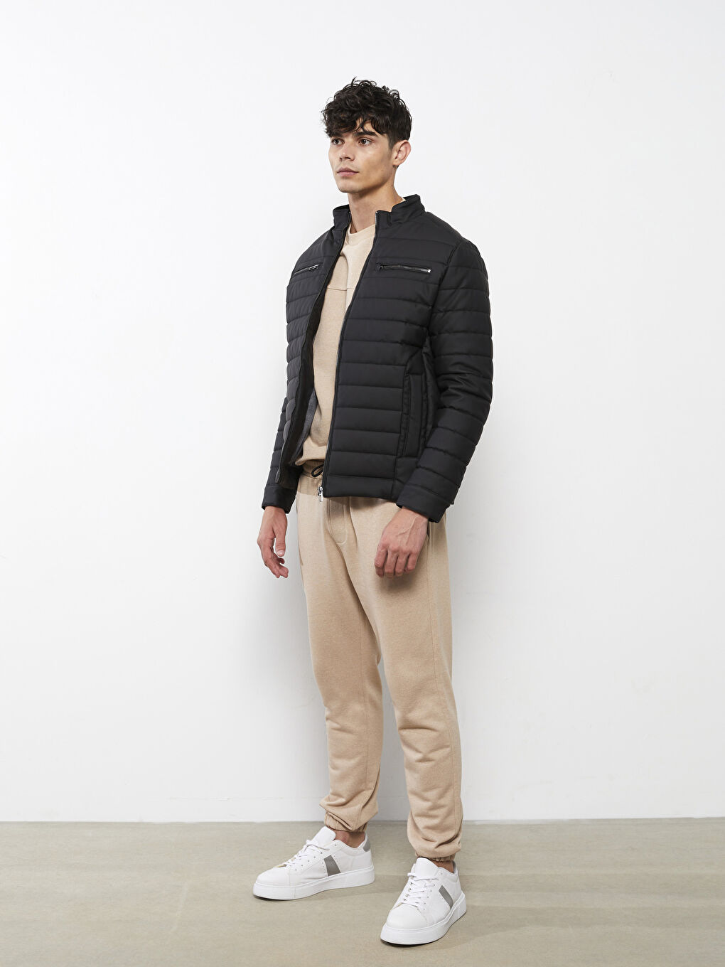 სტანდარტული მორგების საყელოიანი მამაკაცის ტყავის იმიტაციის ქურთუკი-1