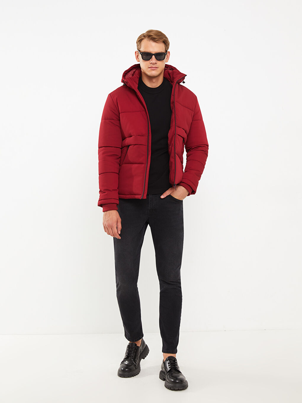 Пуховик стандартного кроя с капюшоном для мужчин