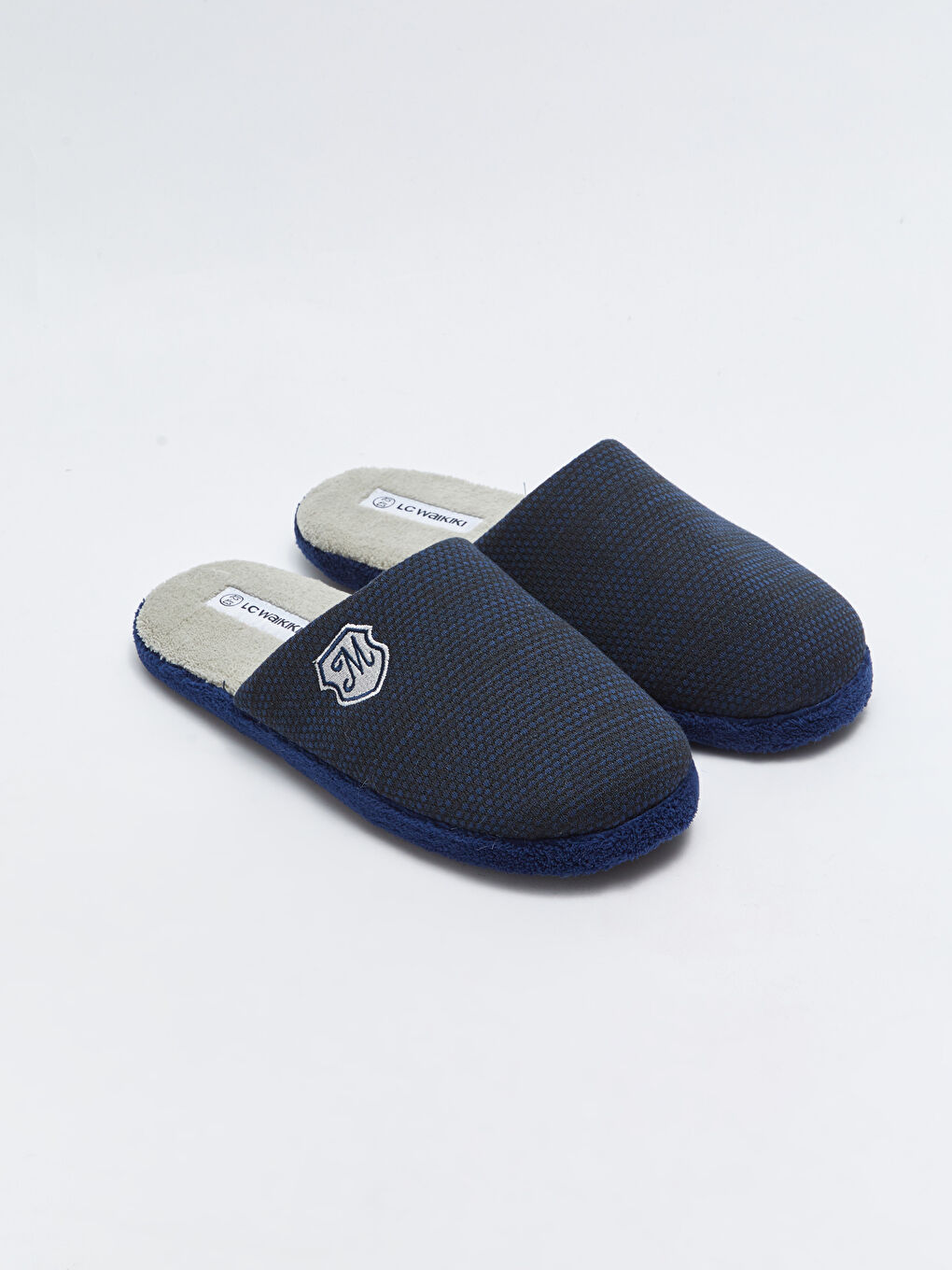 მოქარგული დახურული წინა მამაკაცის სახლის ჩუსტები