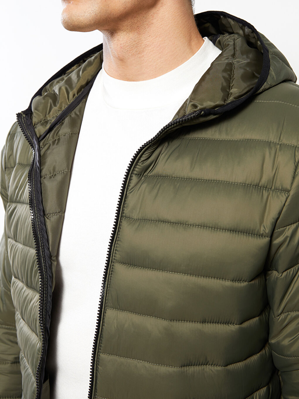 LCWAIKIKI Classic Regular Fit Steppmantel für Herren mit Kapuze -W21078Z8-HCZ