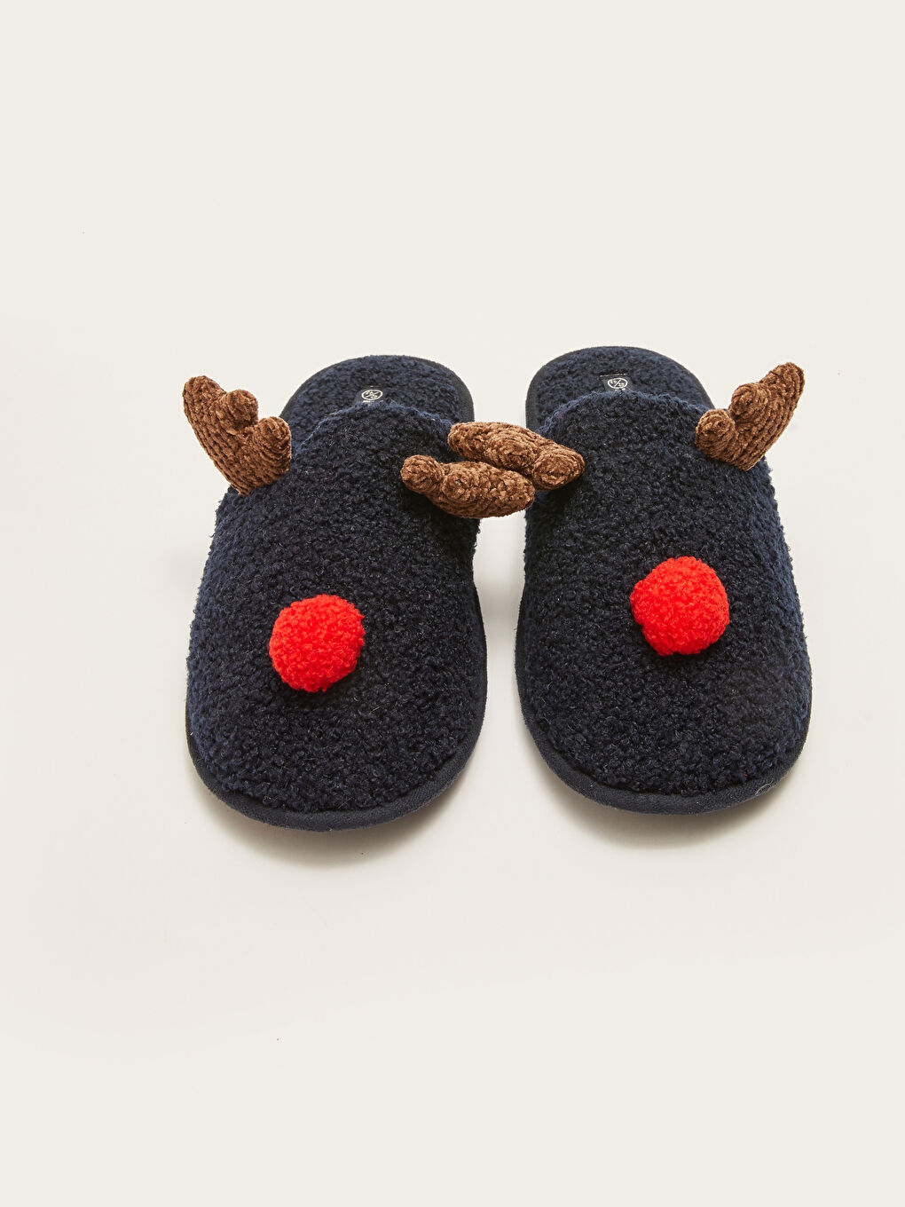 Chaussons de maison détaillés avec applique 3D pour Hommes-2