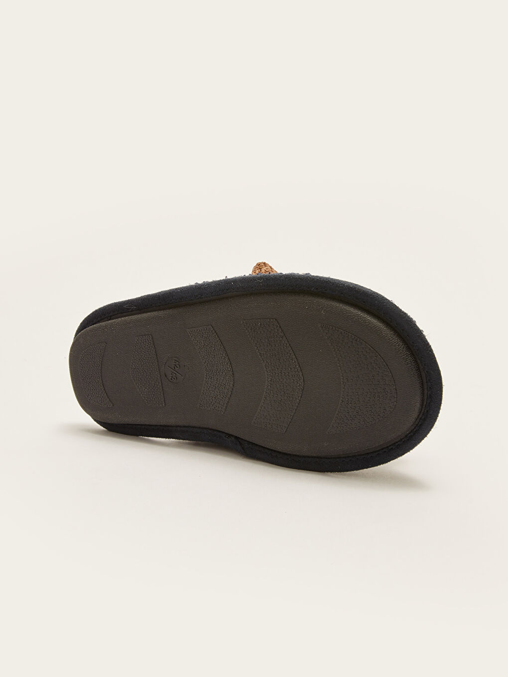 Chaussons de maison détaillés avec applique 3D pour Hommes-3