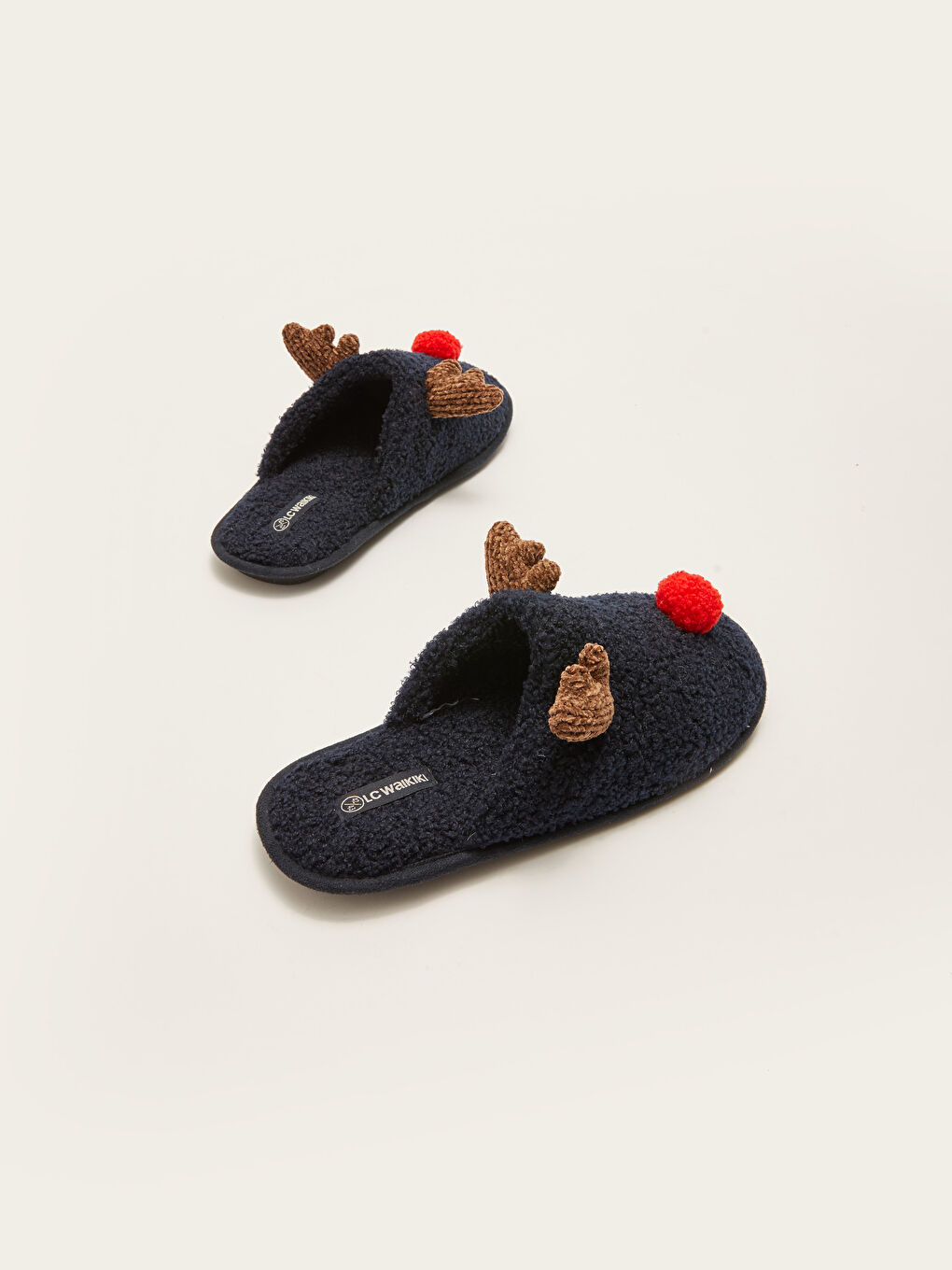 Chaussons de maison détaillés avec applique 3D pour Hommes-4