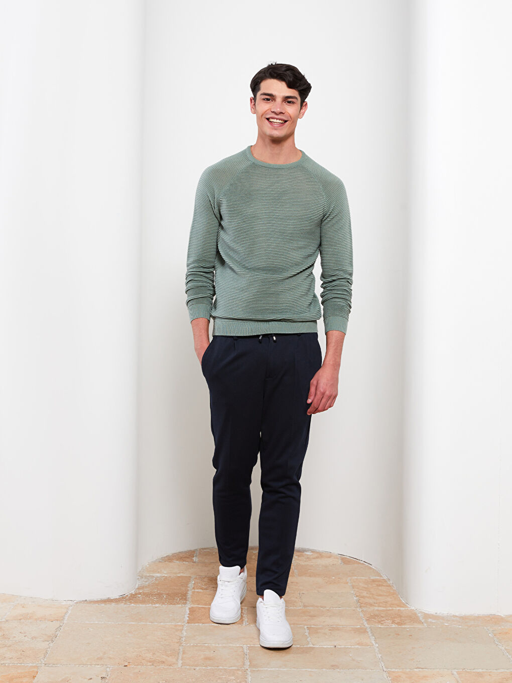 بلوفر تريكو كم طويل بياقة دائرية للرجال