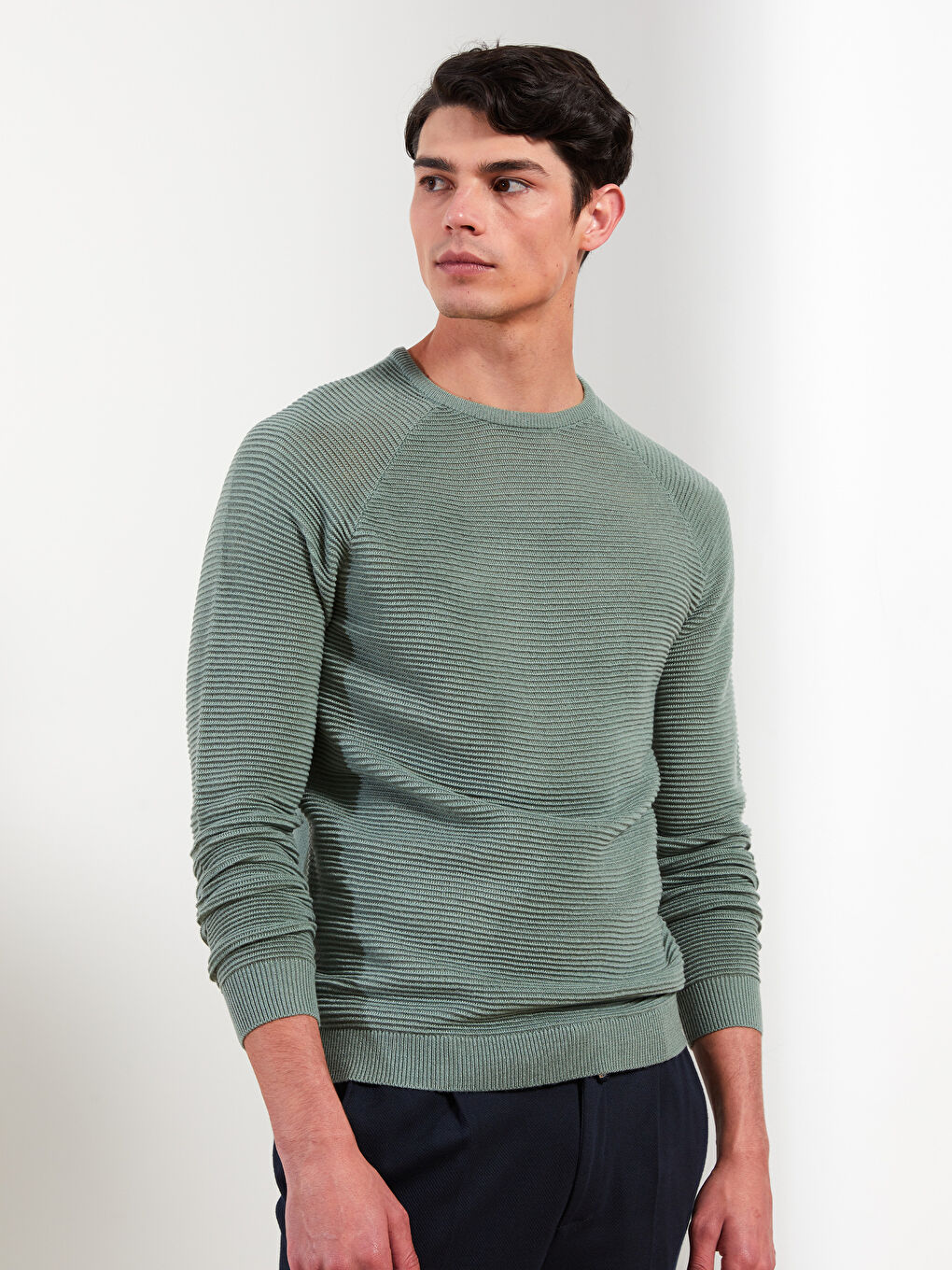 بلوفر تريكو كم طويل بياقة دائرية للرجال-1