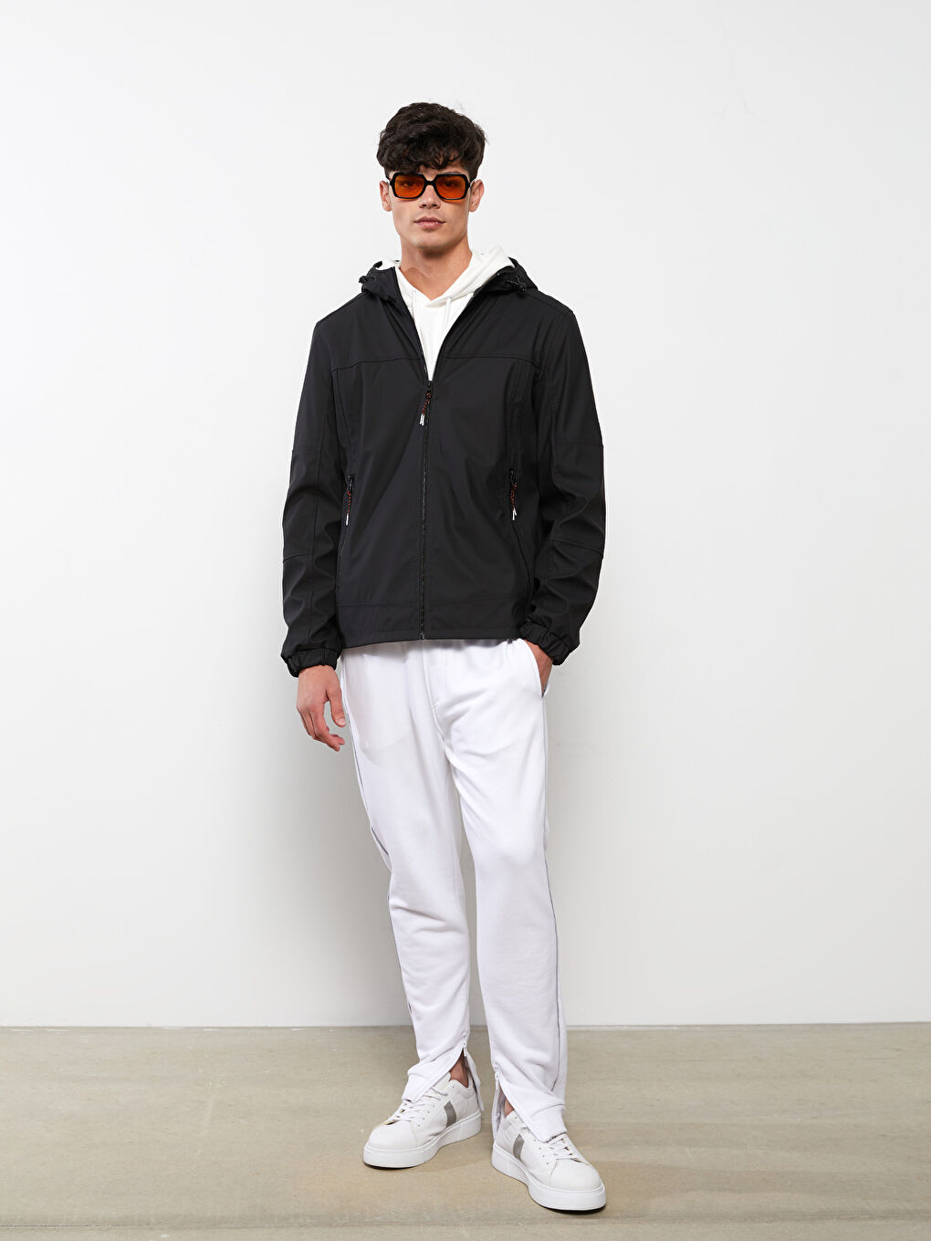 Siyah Standart Kalıp Kapüşonlu Erkek Yağmurluk-1