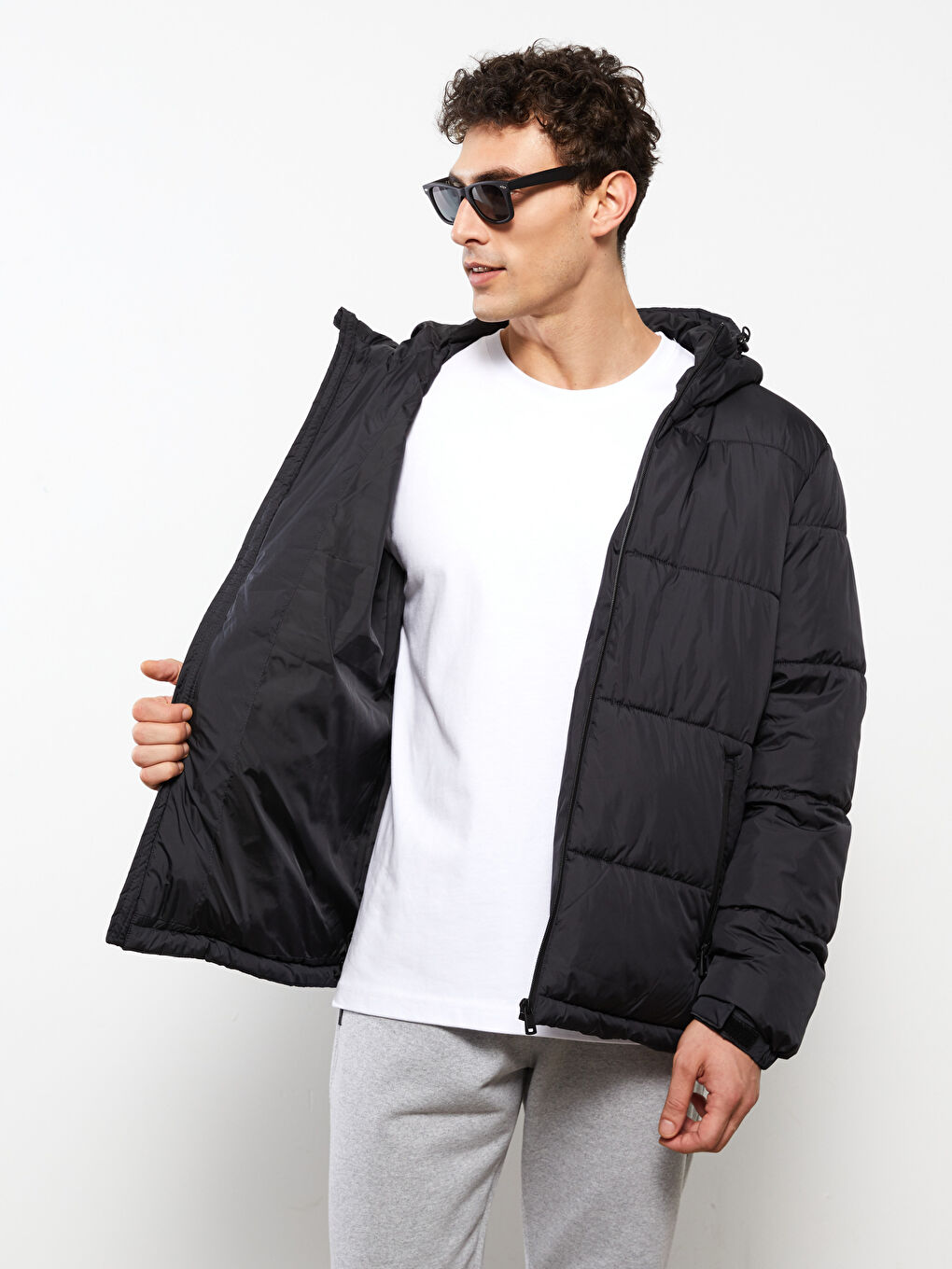 Siyah Standart Kalıp Kapüşonlu Erkek Şişme Mont-1