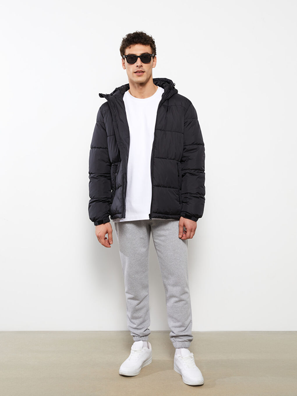 Siyah Standart Kalıp Kapüşonlu Erkek Şişme Mont-2